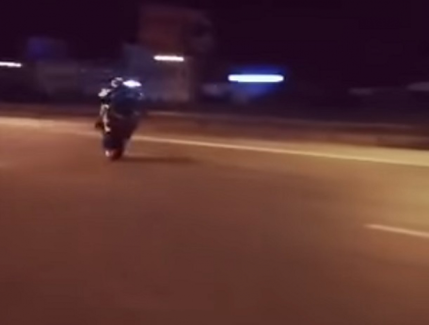 Безумный трюк байкера на дороге в Воронеже попал на видео