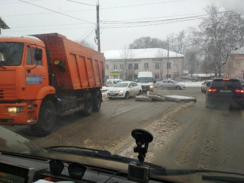 Выпавшие из грузовика бетонные плиты перекрыли центр Воронежа