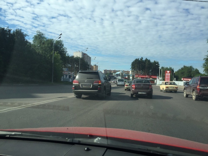 Столкновение Toyota Land Cruiser и Skoda спровоцировало пробку на воронежской окружной