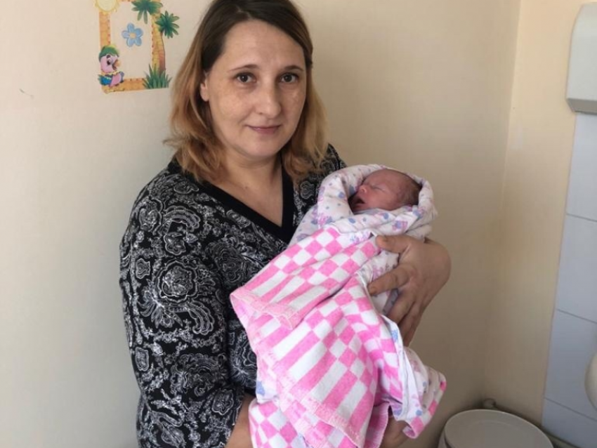 Маму и выношенную вне матки малышку выписали из больницы в Воронеже