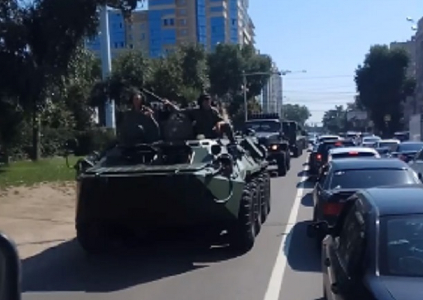 Проезд колонны бронетехники по Воронежу сняли на видео