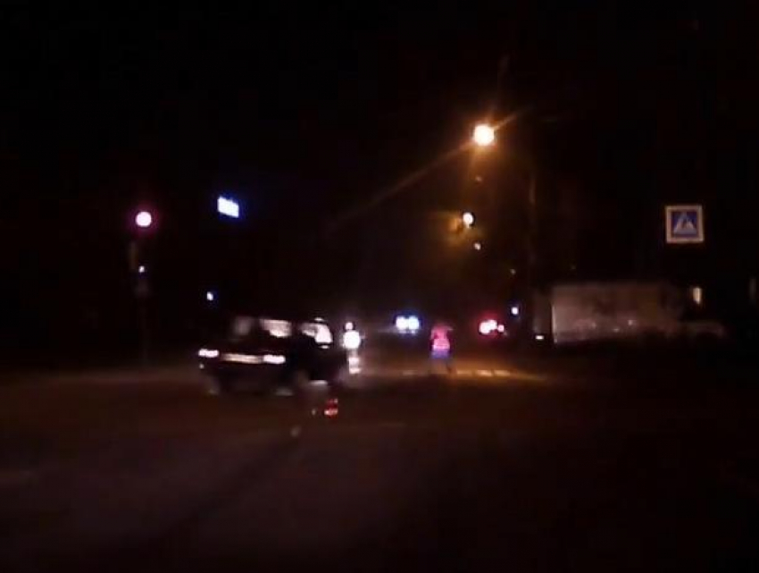 На видео попало, как воронежский стритрейсер на «шестерке» чуть не сбил пешехода