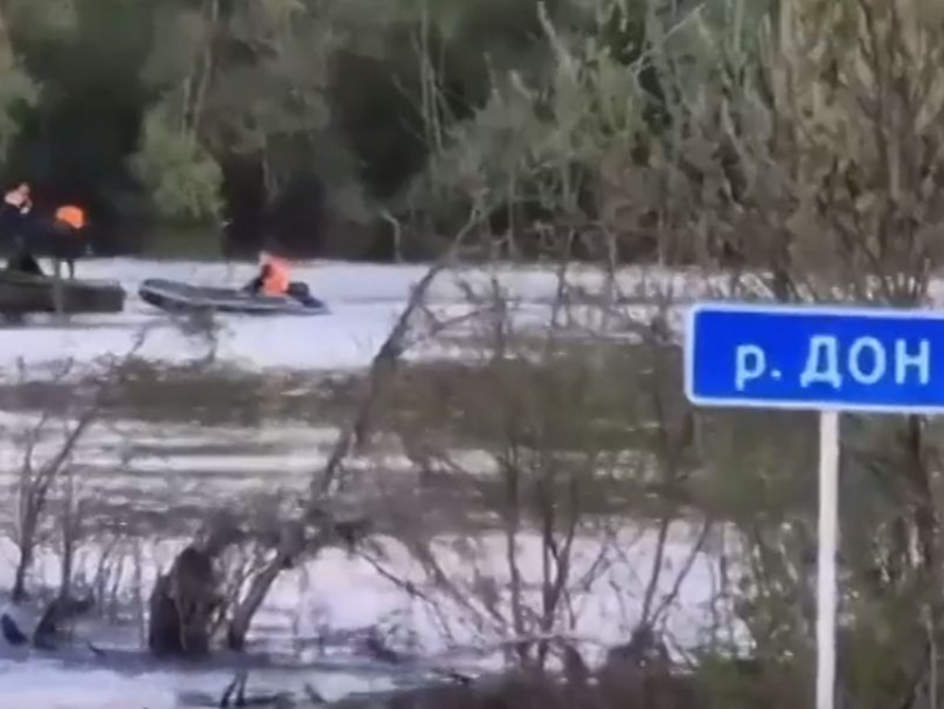 Опубликовано видео последствий падения автомобиля с моста в реку Дон в Воронежской области