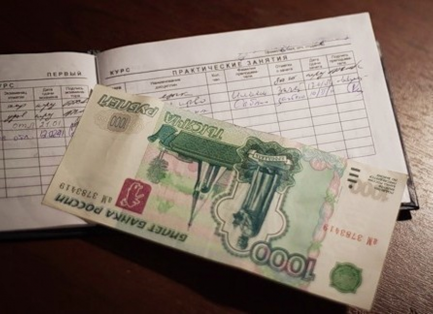 В Воронежской области преподаватель политехнического колледжа выплатит 150 тысяч рублей за получение взяток