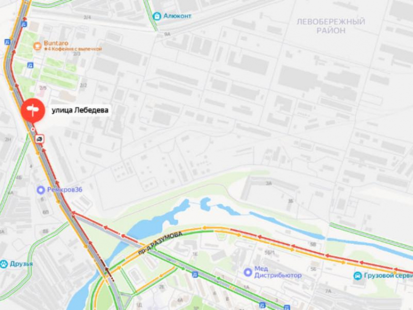 Жесткая пробка сковала две улицы в Воронеже