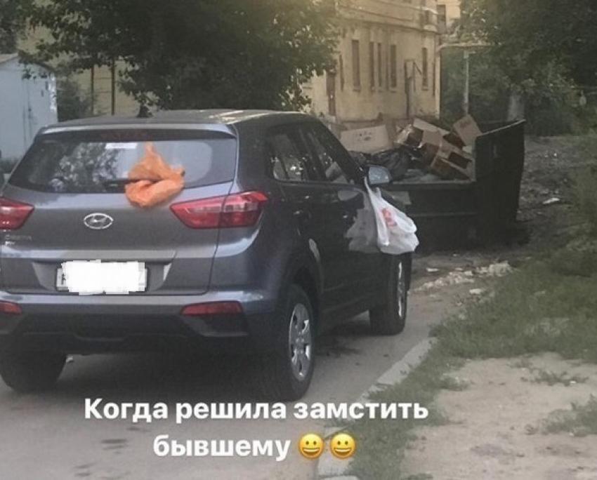 В Воронеже девушка обложила автомобиль парня мусором из-за измены 