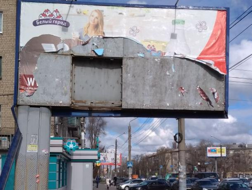 Сильный ветер и билборд едва не стали причинами трагедии в Воронеже