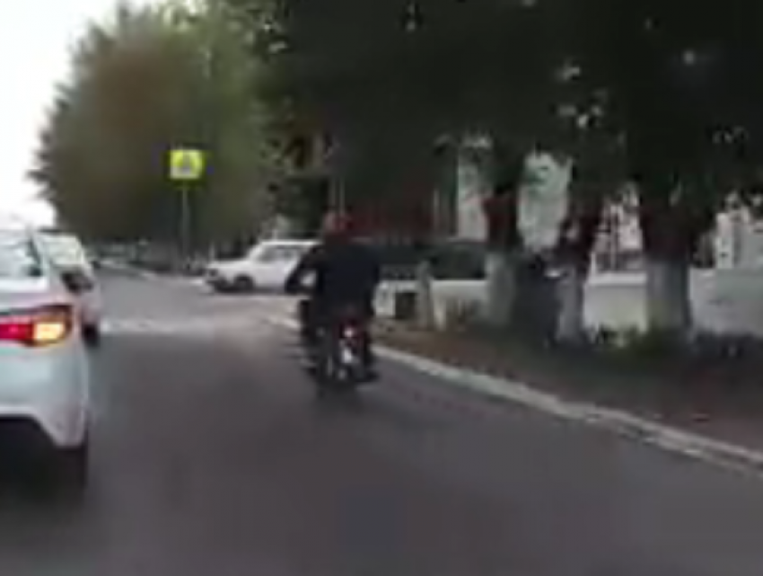 Момент столкновения юного байкера и автомобиля попал на видео под Воронежем