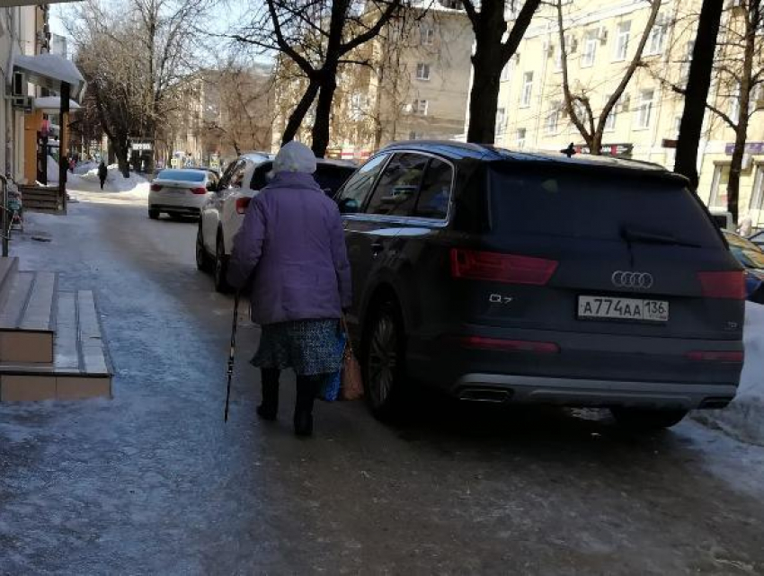 Массовое нарушение VIP-авто сняли в Воронеже