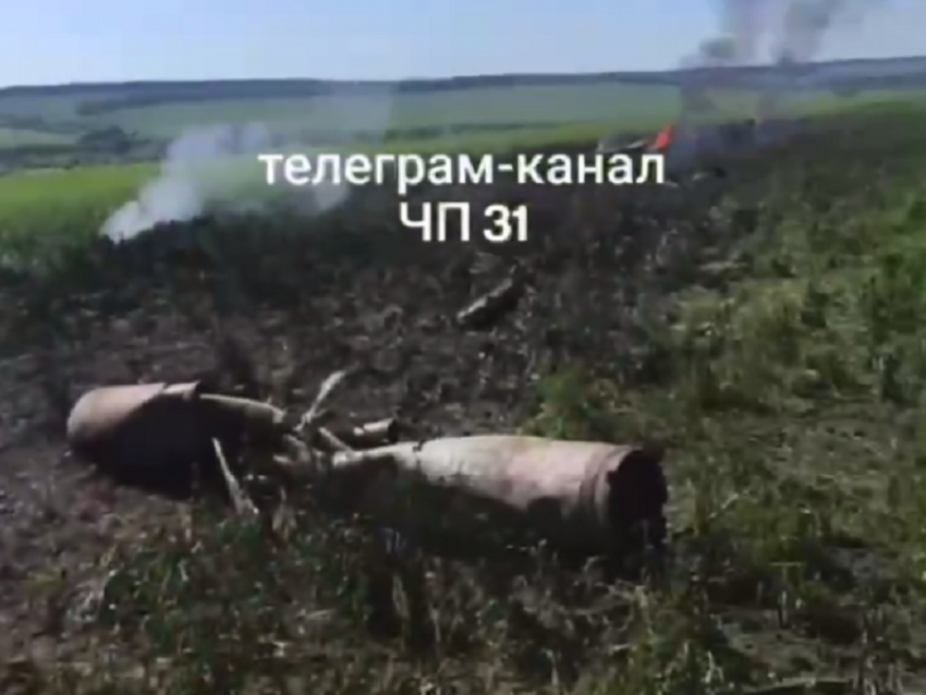 Опубликовано видео с места крушения военного самолета в соседней Белгородской области 