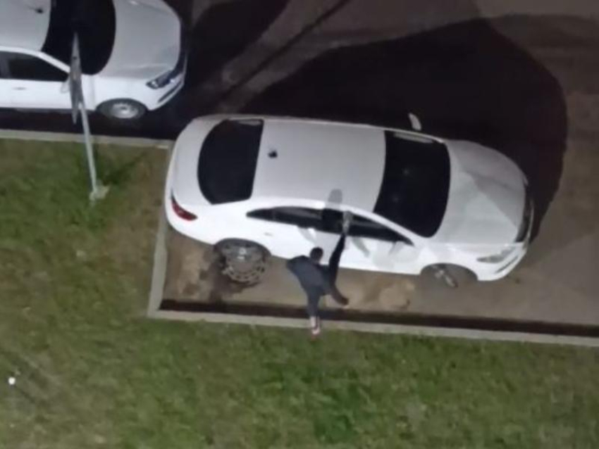 Озлобенный воронежец кидался на прохожих и ногой бил стекла машин – видео