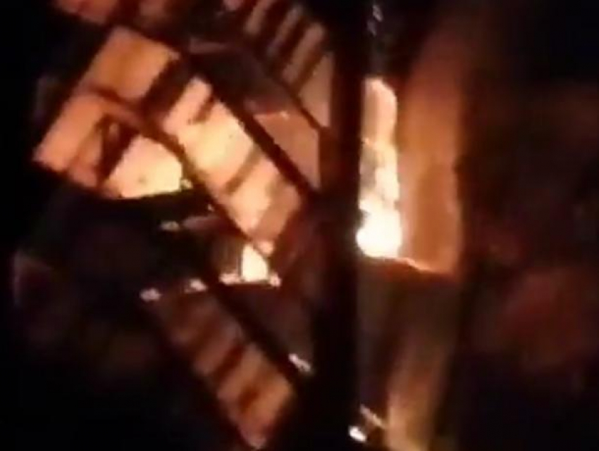 Страшный ночной пожар в воронежской многоэтажке сняли на видео