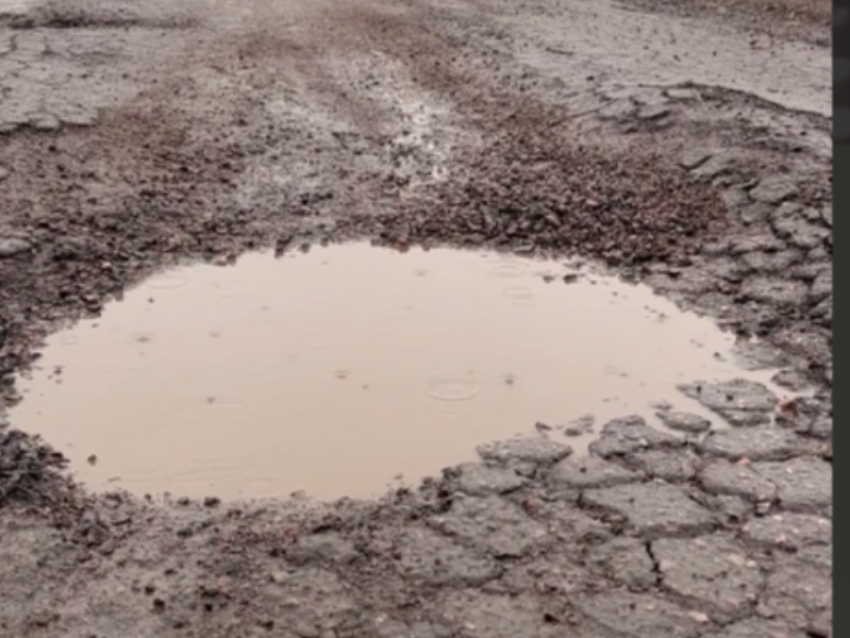 Яма на яме: дорожное безумие показали на видео в Воронежской области