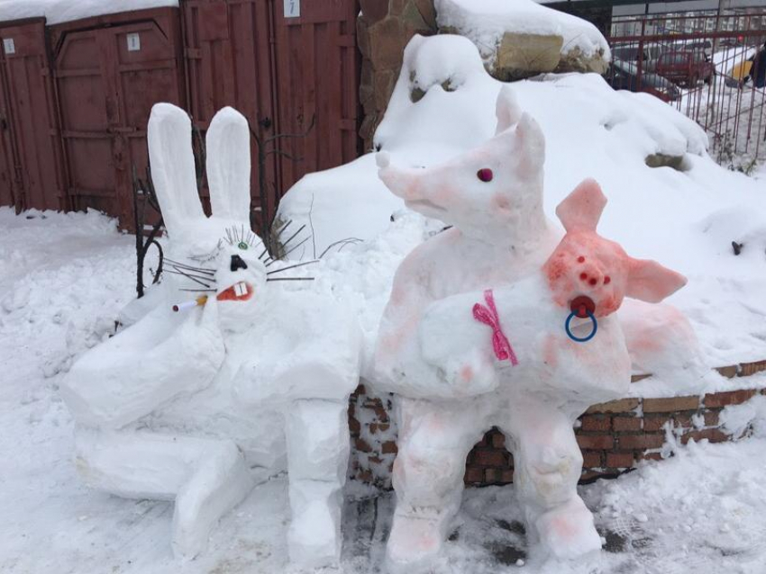 Курящий заяц составил компанию снежной свиноматке в Воронеже