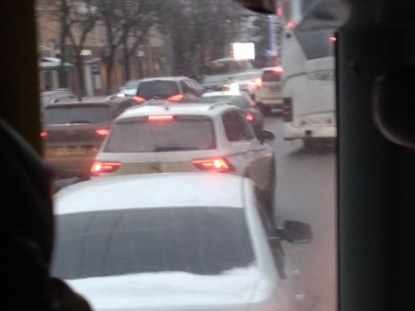 Рабочая неделя началась с огромных пробок в Воронеже 