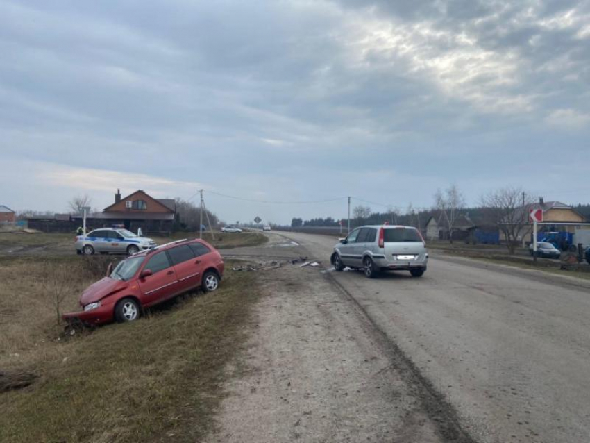 Lada столкнулась с иномаркой в воронежском селе – пострадали 3 человека