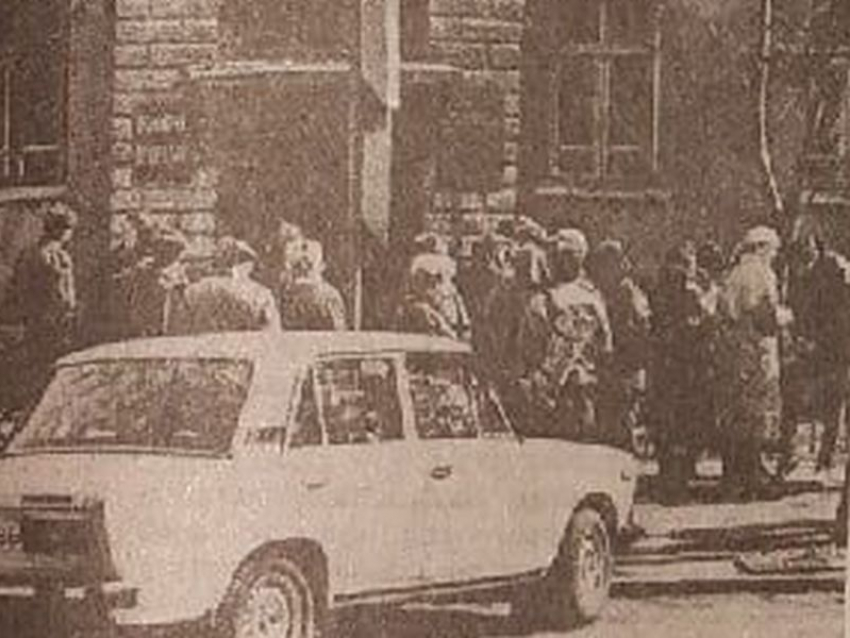 Колоссальные очереди за загранпаспортами выстраивались в Воронеже после крушения СССР