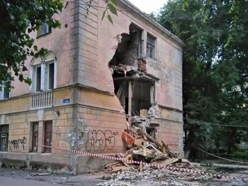 Разрушающийся старинный дом в Воронеже вызвал переполох у соседей