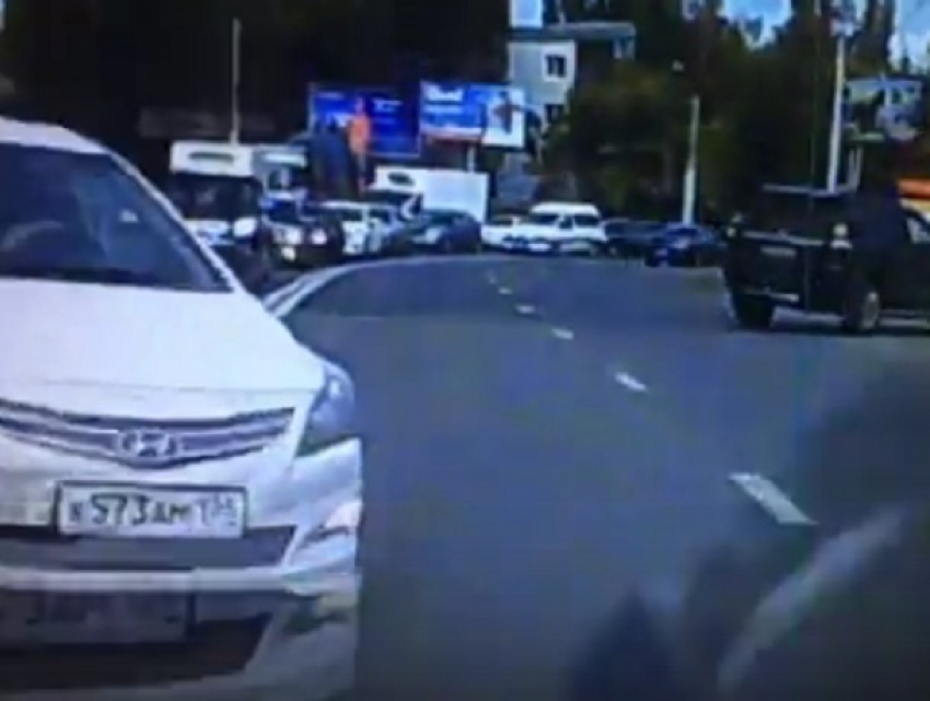 На видео сняли, как водитель устроил ДТП, объезжая пробку по встречке в Воронеже 