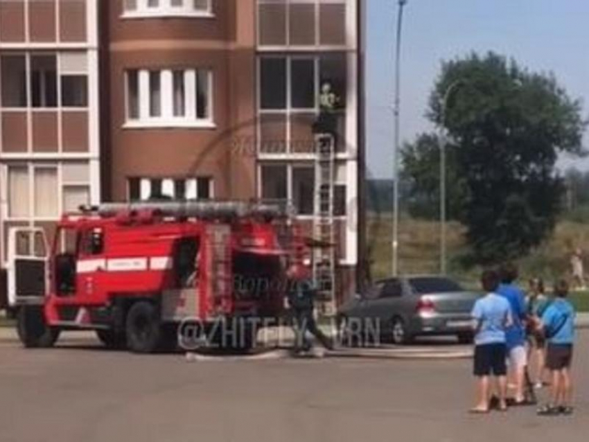 Десятерых воронежцев спасли из загоревшейся квартиры в Воронеже