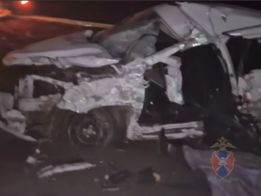 Опубликованы кадры с ночного смертельного ДТП с фурой в Воронежской области