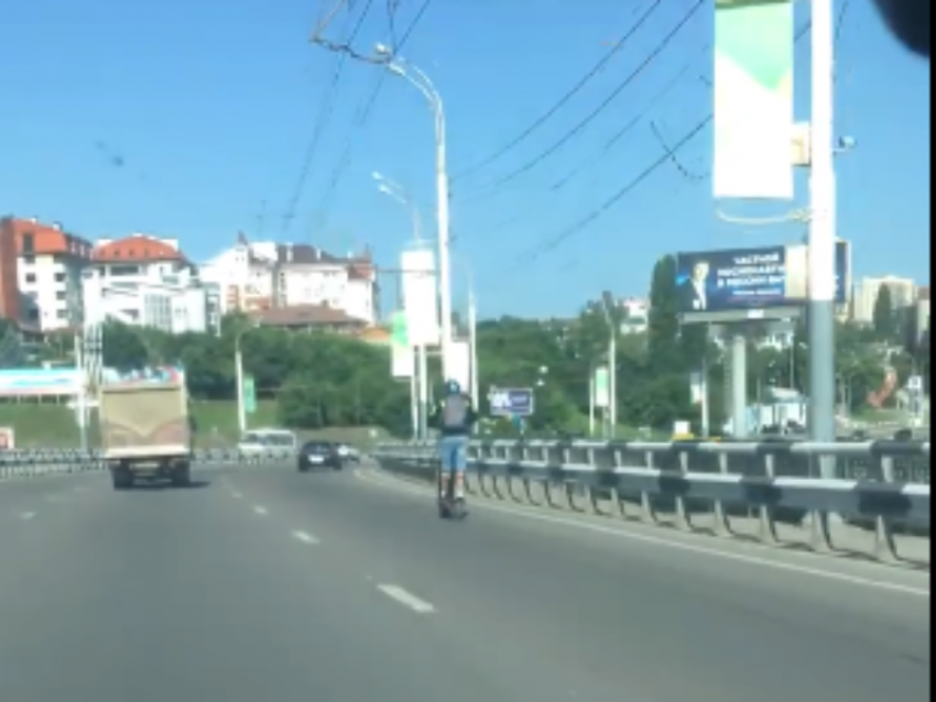 Мужчина на самокате проехался в потоке на скорости 70 км/ч в Воронеже