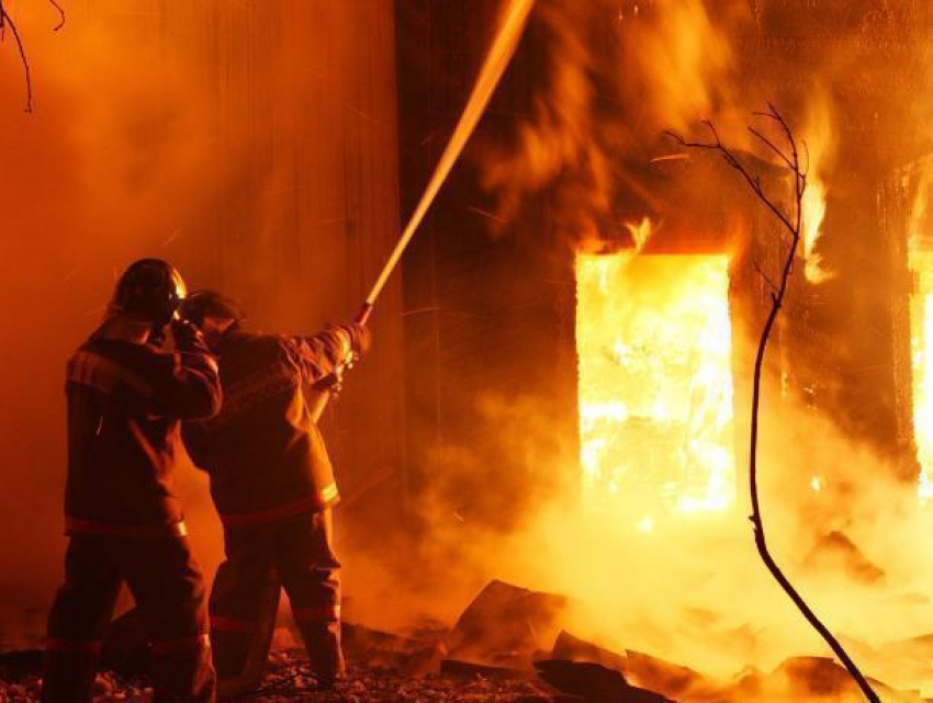 Трое мужчин сгорели из-за сигареты в жилом доме в Воронежской области