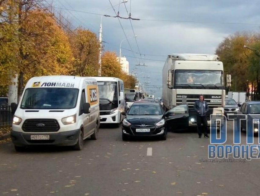 8-балльные пробки парализовали движение в Воронеже