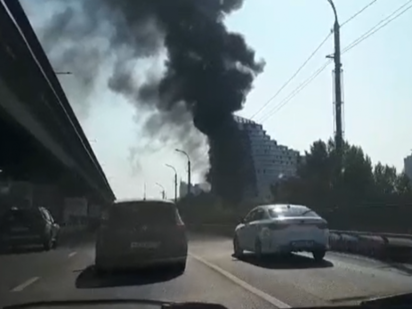 Опубликовано видео горящей элитной новостройки в Воронеже