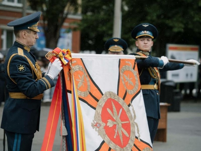Воронежской Военно-воздушной академии вручили орден Александра Невского