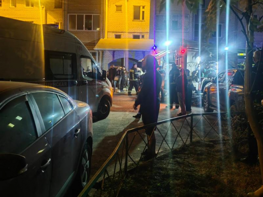 Ночная эвакуация людей из воронежской многоэтажки попала на видео 