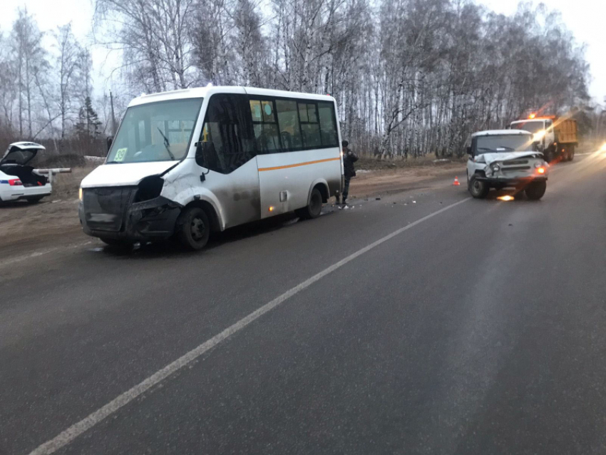 Фото с места ДТП маршрутки и УАЗ показали в Воронеже 