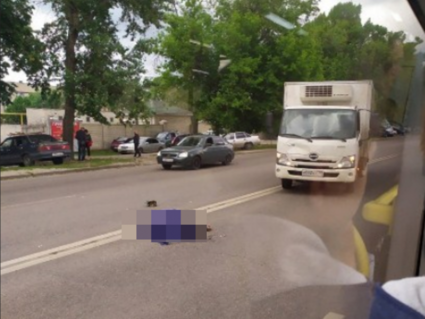Опубликовано фото с пешеходом, погибшим под колесами грузовика в Воронеже 