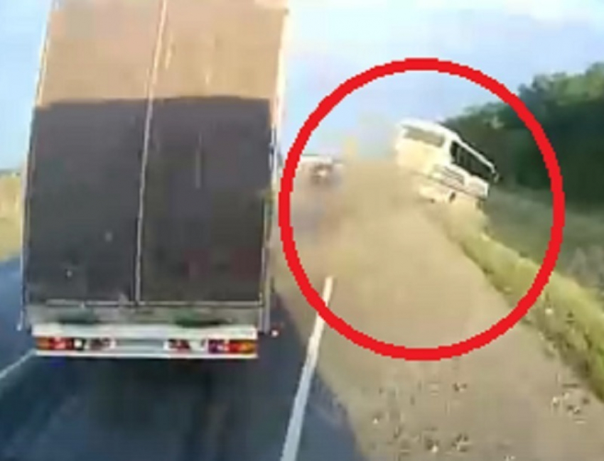 На видео сняли, как фура выталкивает автобус в кювет на М4 «Дон» в Воронежской области