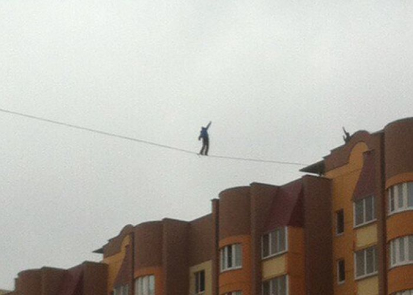 В Воронеже мужчина гулял по канату на высоте 35 метров