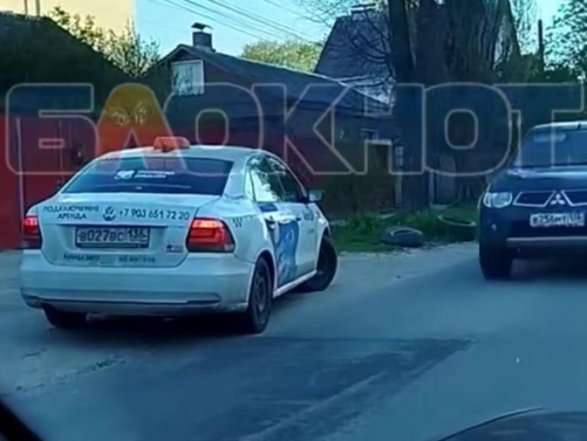Хитрых таксистов, объезжающих пробки, сняли на видео в Воронеже 