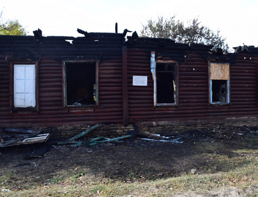 Труп обнаружили в сгоревшей старинной школе Ольденбургских под Воронежем