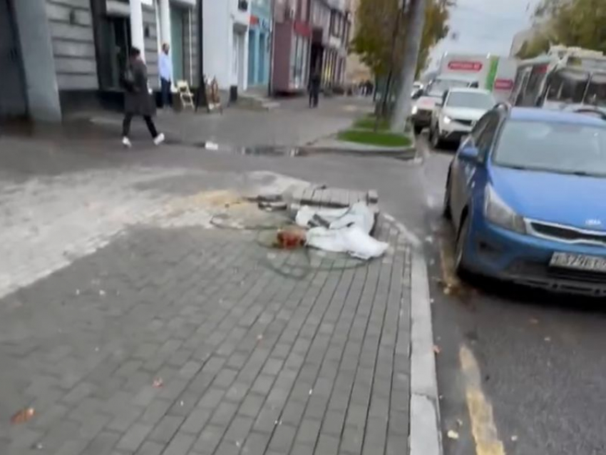 Недоделанный тротуар в центре города вызвал у воронежца мысли о Новом годе за 65 млн рублей