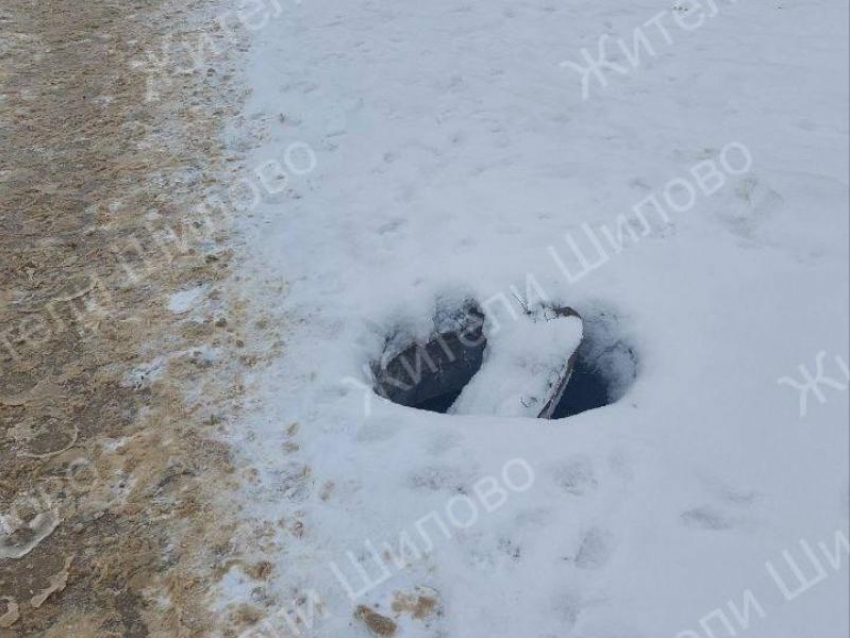 Снежная ловушка: открытый люк замаскировал свежий снег в Воронеже