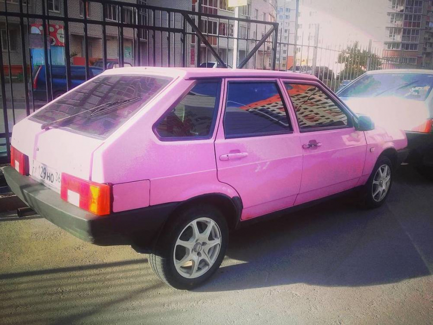 Розовая «девятка» на дороге в Воронеже привела в восторг автомобилисток 