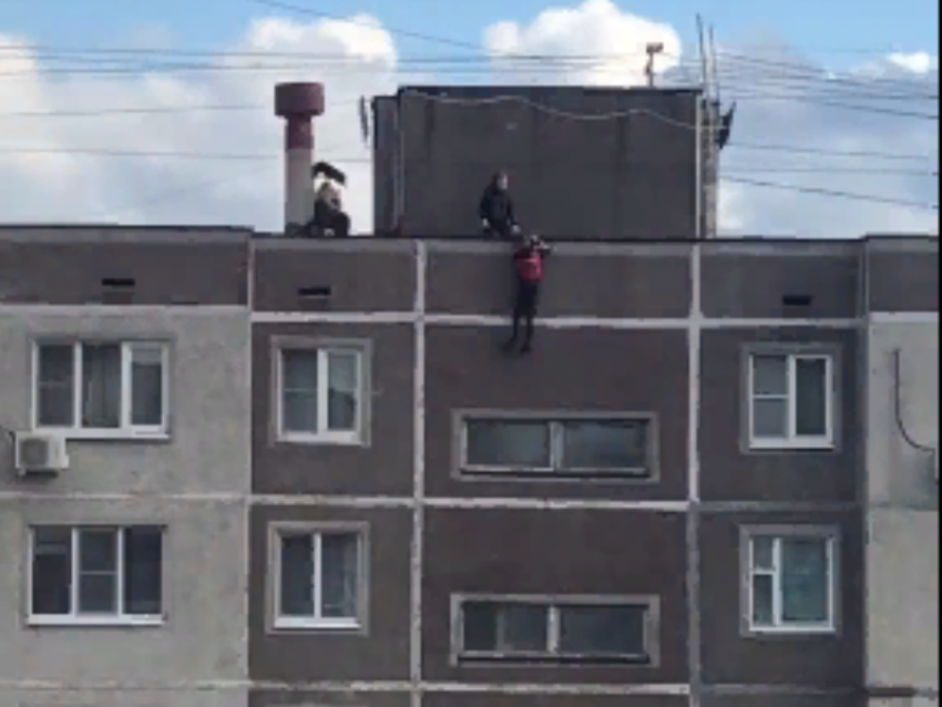 Подросток повис на краю крыши многоэтажки и попал на видео в Воронеже
