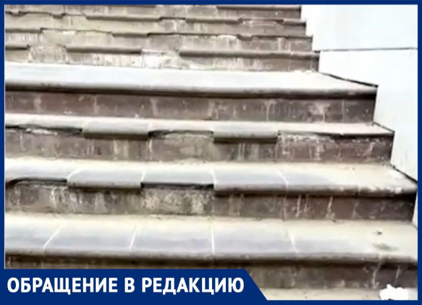 В отремонтированном переходе на Ворошилова начала кусками отваливаться плитка на ступеньках
