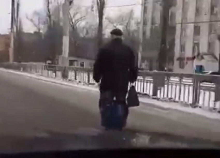 Пенсионер на моноцикле довел до безумия автомобилиста в Воронеже 