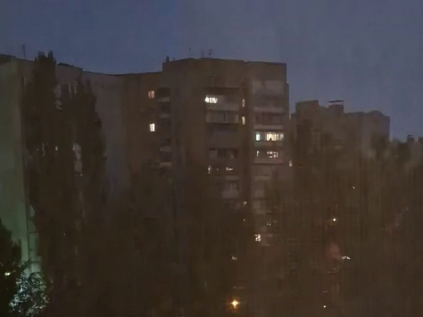 Раскаты грома и сверкающие молнии: разразившуюся грозу в Воронеже сняли на видео