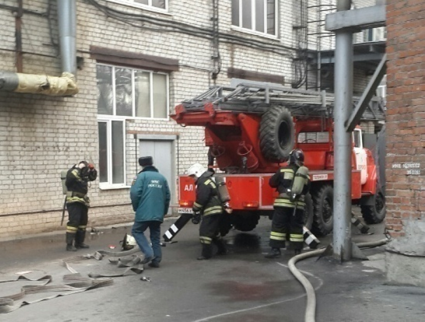 В центре Воронежа загорелся фармацевтический завод 