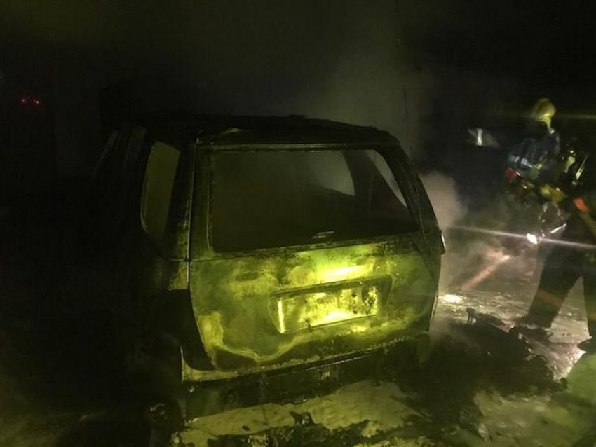 Опубликовано фото сгоревшего автомобиля на парковке в воронежском ТЦ