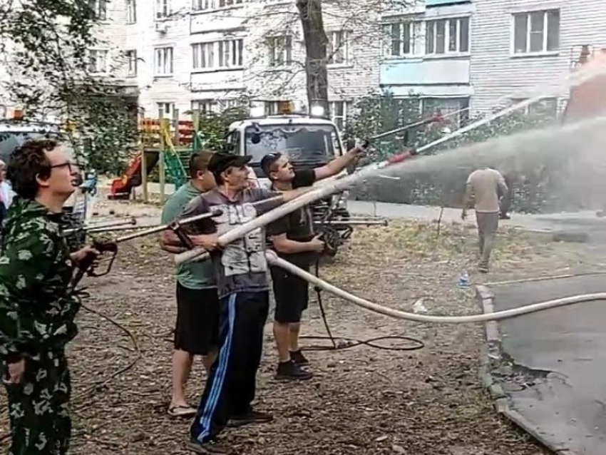 Коммунальщики смекалкой усмирили пожар и спасли жителей воронежской многоэтажки – видео