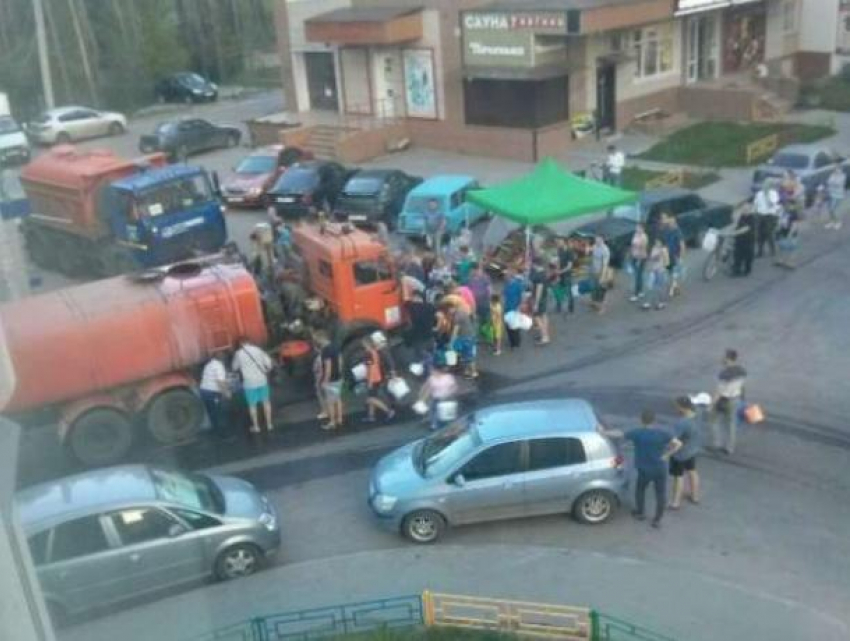 Гигантскую очередь за водой сфотографировали в жарком Воронеже
