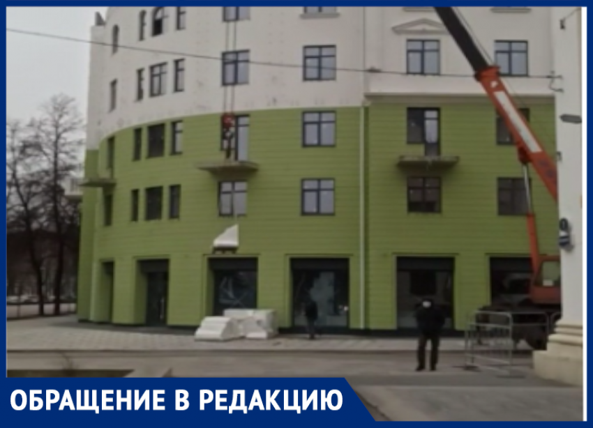 Опасное строительство заметили под окнами облправительства в Воронеже 