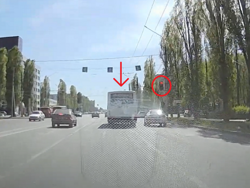 Нарушение ПДД водителем автобуса попало на видео в Воронеже 